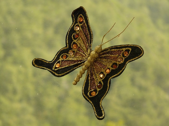 brož v podobě motýla